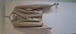 Stickad kofta - Stickad kofta. Grå/grön i färgen. Endast provad. 