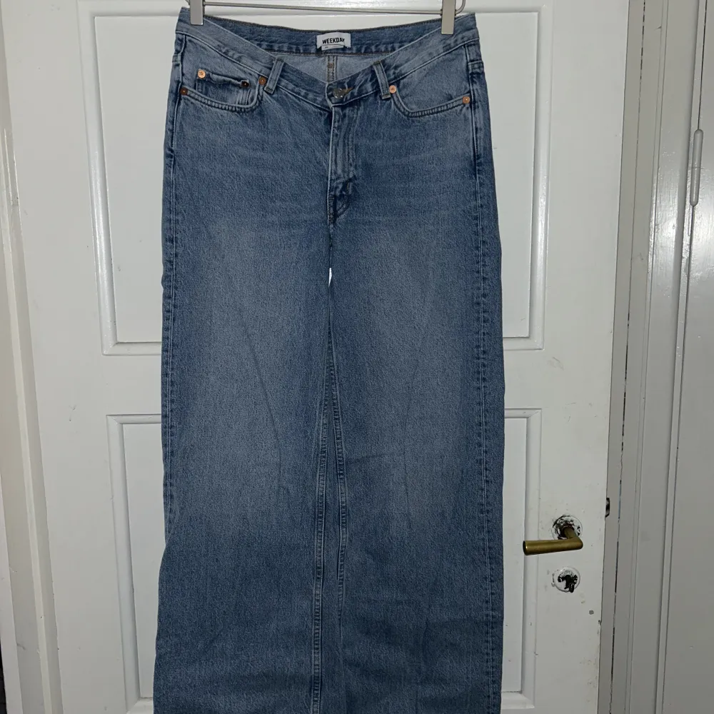 Weekday jeans i modellen Root Jeans. Endast använt ett fåtal gånger, V-skurna i midjan och därmed mid/low waist. De är lite skrynkliga då de legat i garderoben så länge så de måste strykas!!. Jeans & Byxor.