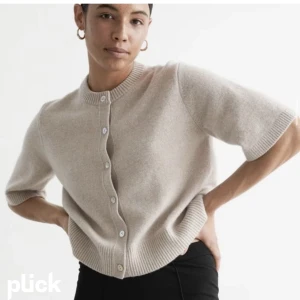 Söt kofta från &other stories  - Lägger upp igen!! Söt populär kofta från &other stories i gott skick! 💓💓 är i storlek S