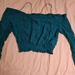 Off-schoulder tröja turkos - Stretch i medjan och slutet av ärmarna passar därför många storlekar.