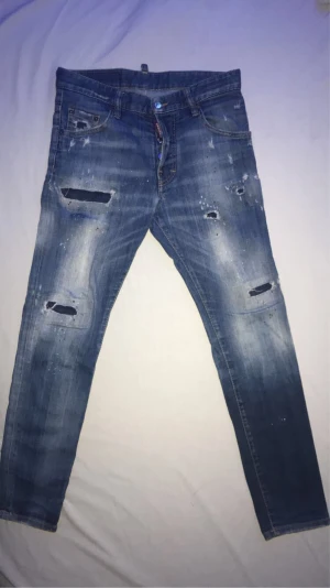 Dsquared2 jeans  - Hej, jag säljer nu mina dsq2 jeans som är knappt använda och jeansen är i bra skick. Jeansen är äkta dem är köpta på farfetch.com dem kostade ca 6700kr. Har inget kvitto på dem