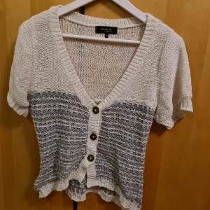 Stickad väst - Står strl. 34 men den är väldigt strechig passar därför även M