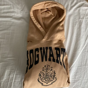 Harry Potter - Säljer min Harry Potter tröja för jag använder den inte längre. Jätte skön och varm. Har inte sett Harry Potter heller