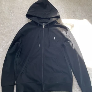 Polo - Hej! Säljer en polo hoddie i storlek M för 500kr! Kan hå ner i pris vid snabb affär 