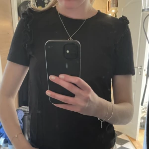 Topp från zara  - Jättegullig topp från zara. Säljer då den itne kommer till användning. Perfekt till sommaren med ett par linnebyxor💕💕