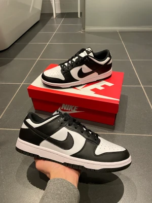 Nike panda dunk low - Storlek 42 Helt nya  Original box medföljer  Köpta på Nike så kvitto finns  Kan mötas upp eller frakta 