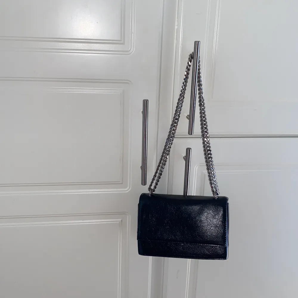 Det är en jättefin svart handväska som är i fint skick 💕. Väskor.