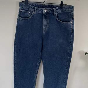 Jeans i modellen voyage från weekday, W32L32