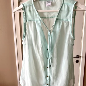 Blus - Transparent blus i använt skick.