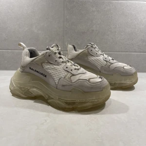 Balenciaga Triple S  - Balenciaga Triple S storlek 36. Passar mig som normalt har 37. Pris diskuterbart vid snabb affär. Hämtas i Malmö eller Göteborg. 