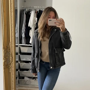 Vår jacka - Säljer min superfina jacka från asos som inte finns kvar. Finns även med ”fluff” krage och vid händerna, men dessa har jag tagit bort men de finns kvar💕