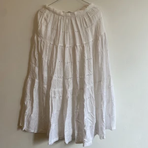 Somrig kjol - Kjol med blommigt mönster. Går till vaderna på mig och jag är 163cm. 