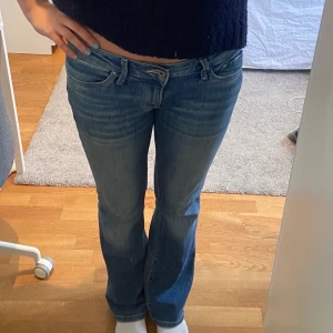 Low waist jeans  - Säljer dessa supersnygga jeansen från Pepe jeans med medel/låg midja. Säljer då det tyvärr inte kommer till användning och är därför i väldigt bra skick. Storlek W29 L32, och passar bra på mig som har storlek 38/40 i jeans och är 170cm lång! DM vid intresse!!❤️