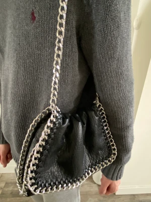 Väska - Jätte fin väska som man kan ha med långt band och kort! Liknar stella McCartney väska lite! ❤️❤️