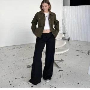 Lågmidjade kostymbyxor  - Säljer dessa lågmidjade kostymbyxorna från designbysi i storlek S! Superfina men tyvär för stora för mig. Aldrig använda. Nypris 575kr, mitt pris 400kr+frakt🤍