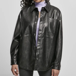 Jacka/overshirt - Jacka/overshirt i konstläder från Urban classics. Helt oanvänd❤️‍🔥 Köpt för 780kr