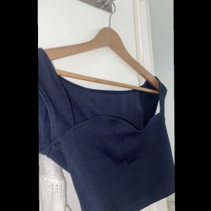 Blå topp - En marinblå topp i storlek s💗💗 endast använd två gånger