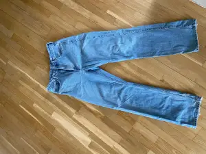 Säljer ljusblå Weekday jeans som är för små, skicket är 7/10  Passform: raka/straight jeans   Stlk 31/32