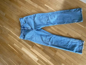 Ljusblåa Weekday Jeans - Säljer ljusblå Weekday jeans som är för små, skicket är 7/10  Passform: raka/straight jeans   Stlk 31/32