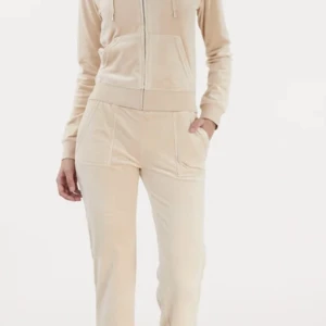 Juicy couture set - Juicy couture set - byxorna i strl S (stretchiga och passar en M/38) och jackan i strl L ( passar en M-L)   Suuuper mjuk och gosig! Nypris ca 2200kr   Säljer för 1000kr som set.  Snälla - inga skambud 