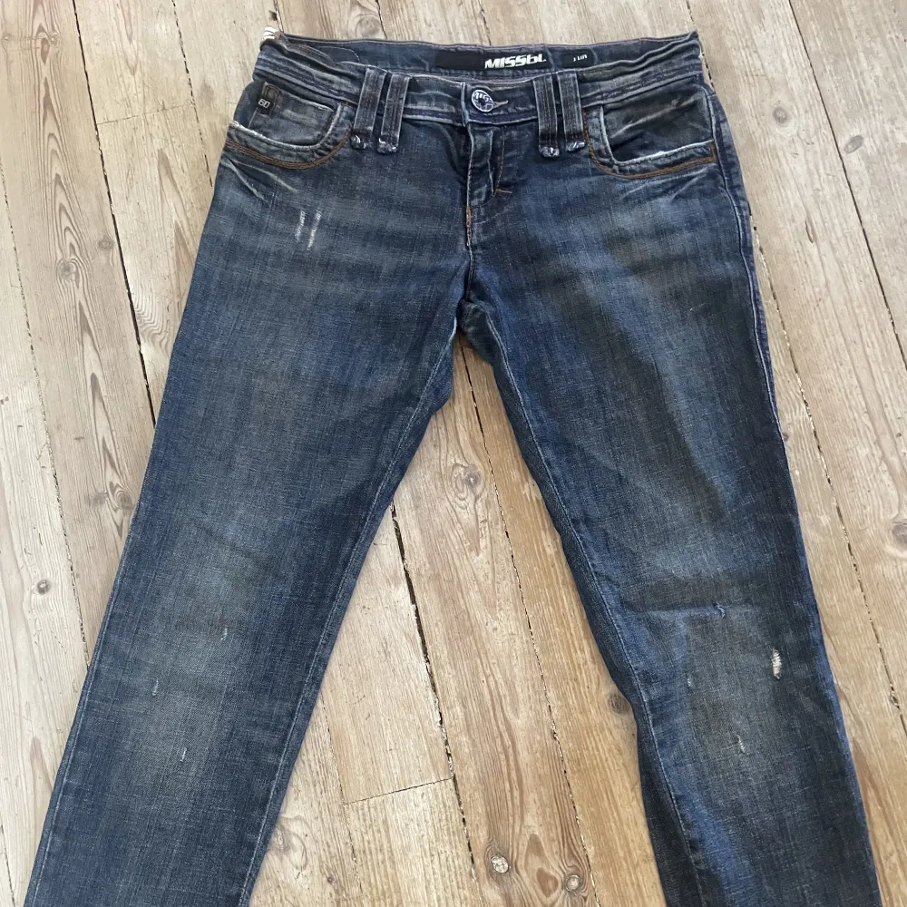 Skitcoola miss60 jeans! Köpt på Plick men använt få ggr, storlek 27 och kostar 350 exkl frakt!. Jeans & Byxor.