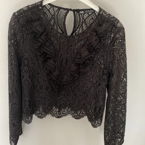 Spets topp - Säljer denna jätte fina spetstopp/blus i strl L från Zara. Brukar vanligtvis ha S och denna passar perfekt trots storleken. Nyskick då den endast används 1-2 gånger. Skriv för mer bilder! Perfekt till sommarn och våren