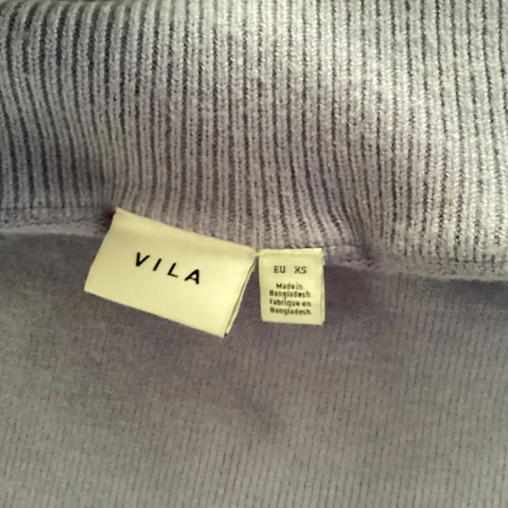 Turtelneck tröja från vila som jag säljer pga att den var för liten för mig,Kontakta mig privat om du vill ha fler bilder❤️. Stickat.