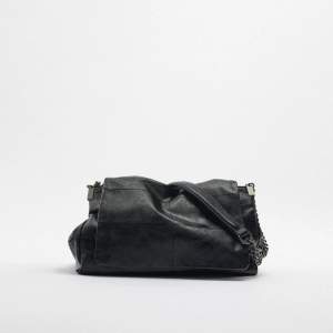 Säljer denna väska från Zara som är slutsåld på hemsidan🤍 extremt rymlig väska med tre olika fack. Frakt tillkommer som köparen står för. 