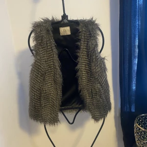 Väst  - Väst i pälsmaterial  (int äkta päls)  Fint skick! 