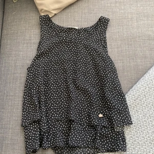 Linne - Svart linne med vita trianglar på