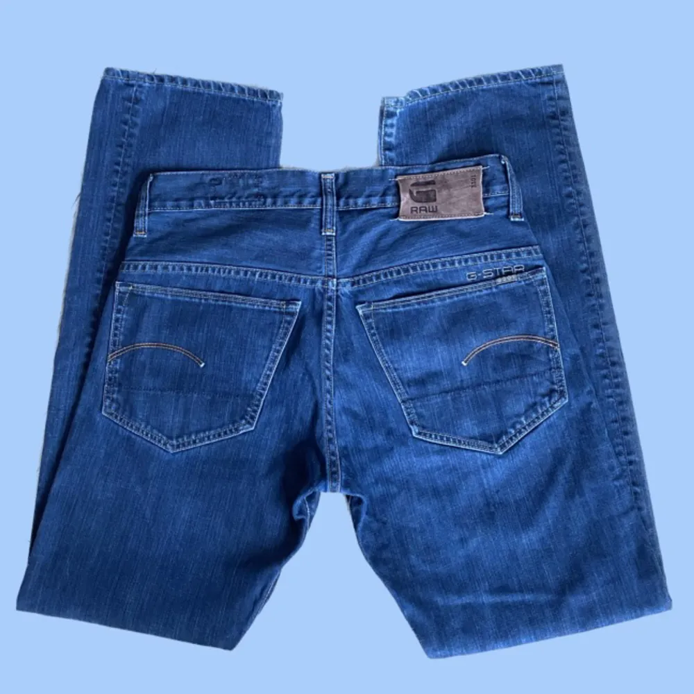 G-star raw jeans i rak modell. Midjan är låg/medel. 100% bomull utan stretch. Mycket bra skick! Skriv gärna för mått eller fler bilder:). Jeans & Byxor.