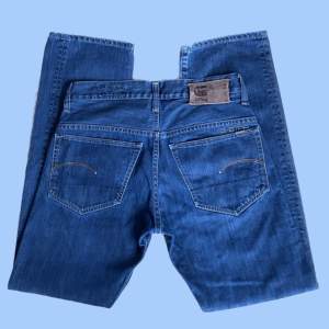 G-star raw jeans i rak modell. Midjan är låg/medel. 100% bomull utan stretch. Mycket bra skick! Skriv gärna för mått eller fler bilder:)