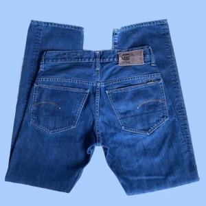 G-star jeans - G-star raw jeans i rak modell. Midjan är låg/medel. 100% bomull utan stretch. Mycket bra skick! Skriv gärna för mått eller fler bilder:)