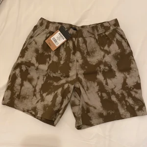 The North Face shorts  - Shorts i lätt bomull. Regular fit. Regleras med band i midjan. Tre fickor varav en med dragkedja. Oanvända.