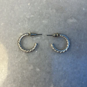 Silver örhänge - Superfina örhänge ringar! Nic fria och använda 2 gånger. Har inga missfärgningar eller slitningar. Inte riktigt silver.