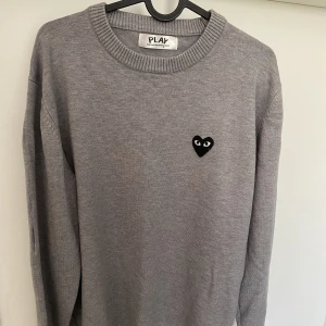 Tröja  - Säljer en Comme des Garcons tröja. Aldrig använd. Storlek M/L (kopia)  
