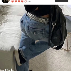 Lågmidjade bootcutjeans - (Lånade bilder) Slutsålda lågmidjade jeans från hm med snygga fickor🙏 aldrig använda då de är för stora❤️😻