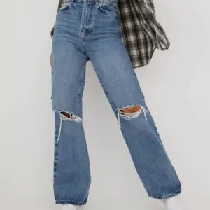 Snygga jeans från gina med hål i. Dom är strl 34 i modellen idun wide och aldrig använda, säljer för att de är för små för mig. Orginalpris: 499 säljer för 100!!💗💗