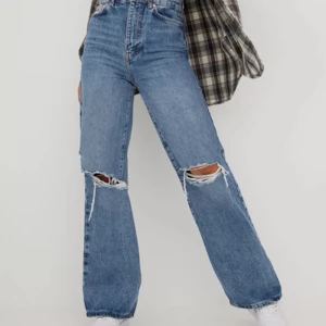 Ginatricot jeans - Snygga jeans från gina med hål i. Dom är strl 34 i modellen idun wide och aldrig använda, säljer för att de är för små för mig. Orginalpris: 499 säljer för 100!!💗💗