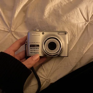 Kamera - Nikon kamera går på AA batterier behövs ingen laddare,   10.1 megapixel, går att zooma, går att filma med kameran, minneskort ingår ej , blixt, LAGT BUD ÄR LAGT BUD , helt fungerande 