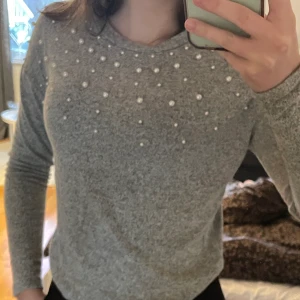 Tröja - Fin tröja med pärlor från Hm! Stolek Xs, men passar mig som brukar ha S.  Fri frakt❣️❣️