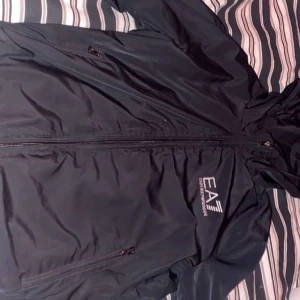 Ea7 vindtät jacka  - 3veckor gammal använd 4gånger 