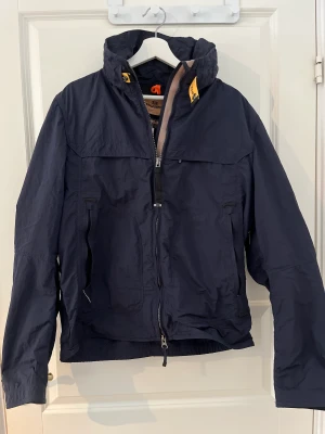 Parajumper windbreaker - En skit snygg windbreaker jacka som köptes för ngn månad sedan och aldrig blivit använd. Eftersom det har varit alldeles för kallt. Dessutom är den något för liten. Köptes för 7000kr. Den är storlek XL barn. Men den passar den som har storlek M/S.