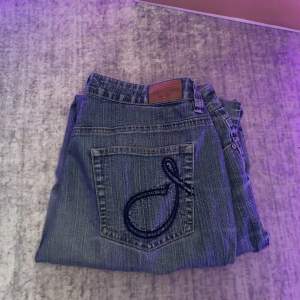 Snygga och ovanliga y2k second hand jeans 