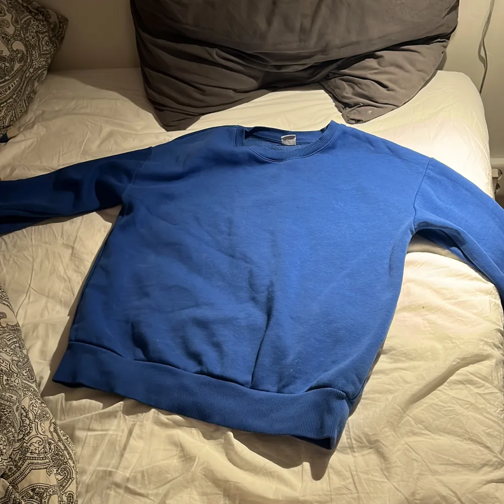 Jättefin mörkblå sweatshirt från Lindex. Hoodies.