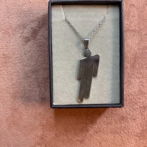 Billie Eilish blosh halsband💚  - Väldigt coolt halsband inköpt sent 2020 ifrån billie’s merch sida, tillverkas inte längre💓 köptes för 20$❤️ köpare står för frakt💚