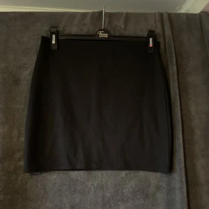 Kort skoj  - Svart kort kjol okänt märke i storlek M