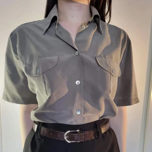 grön skjorta från Kappahl - grön skjorta i storlek 42. materialet är 67% modal/33% polyester. möter ej upp, postar enbart 🌸