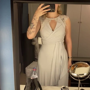 Balklänning  - Balklänning i storlek 36, endast provad med lapparna kvar. Skulle använt till bal som inte blev av. Köpt ifrån bubbleroom.