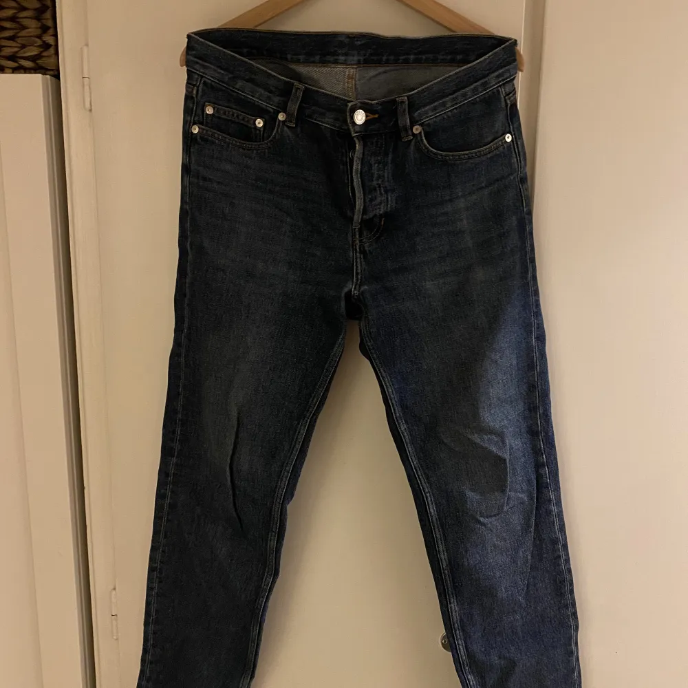 Mörkblå jeans från Arket i smått croppad stil. (På mig som är 183cm slutar de precis innan en låg sko.) storlek 30 men sitter som 31. Använt skick med lite slitning i grenen. . Jeans & Byxor.